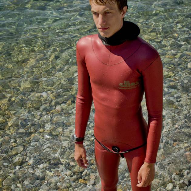 How to wear the wetsuit correctly